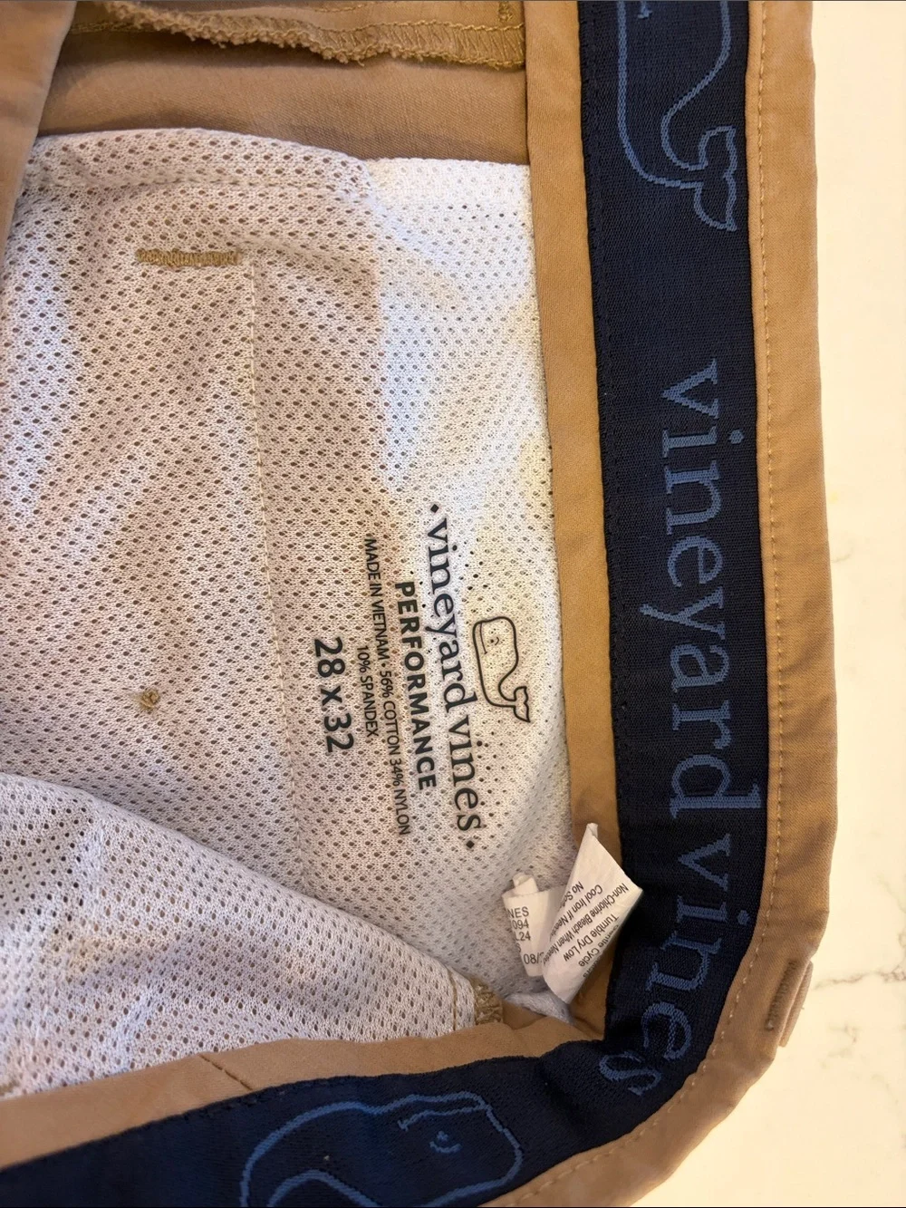Vineyard Vines Men's Performance Chinos in Light Khaki